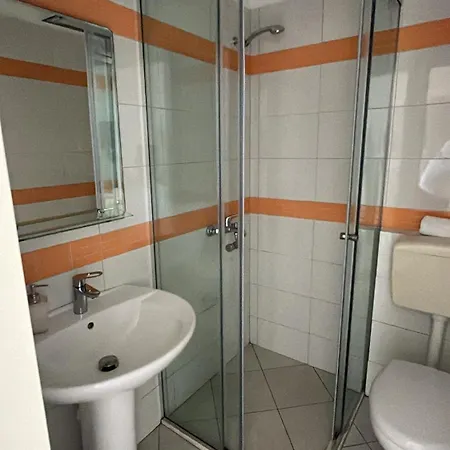 Jon Hotel 3*